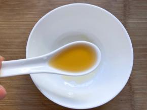 现在做酱汁，两勺料酒