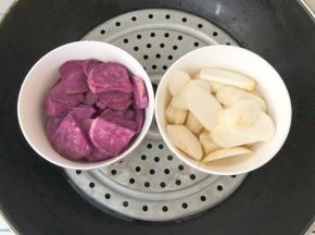 紫薯和香芋切片放蒸锅中蒸软