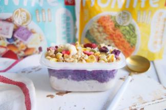 表面挤上酸奶，撒上喜欢吃的麦片即可