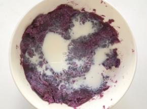 加入30克纯牛奶搅拌均匀