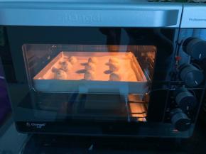 放入预热好的烤箱中层，上下火160度30分钟