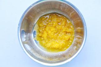 将蒸熟的南瓜压成泥放凉。