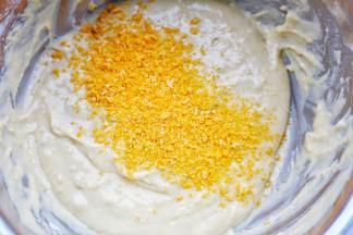 加入面包糠，拌匀。