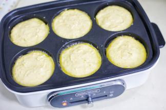 放入多功能锅的模具中，上面撒少许黑芝麻，一面成型后翻面。