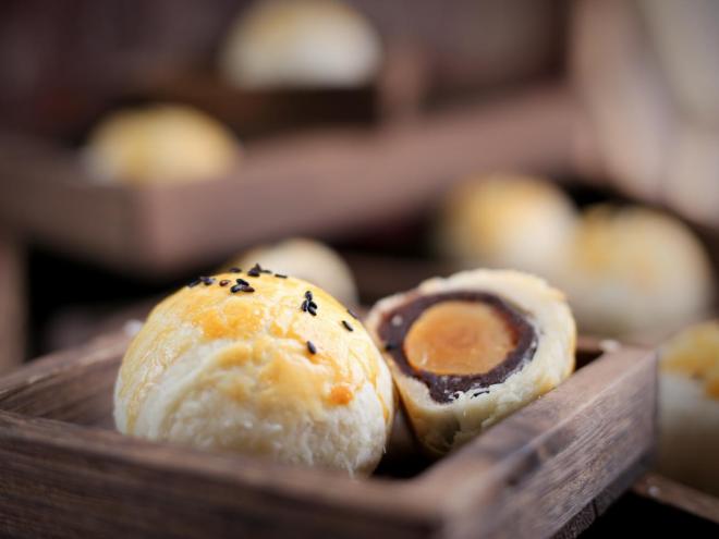 酥倒掉渣的陈皮豆沙蛋黄酥