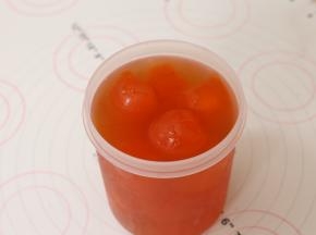 咸鸭蛋黄先用食用油浸泡，放到冰箱冷藏过夜。
