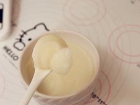 大约冷藏一个小时之后，猪油就会凝固了，变成白色的。有时间的话提前一个晚上冷藏更好。