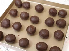 第二天就开始来做蛋黄酥啦。陈皮豆沙馅的做法看我之前的食谱。先称量豆沙馅，每个30g。