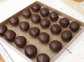 取一份豆沙馅，包入一颗咸鸭蛋黄（15g一个），全部豆沙馅都这样包好，之后盖上保鲜膜，放在一旁备用。