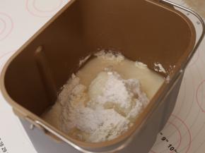 接着我们来做水油皮。将油皮中的所有材料倒进面包桶中，不用管顺序，都倒进去就行。