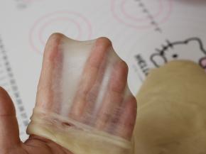 和面结束后，面团非常光滑柔软，能撑出薄膜，这样后面擀卷的时候就不容易破皮。