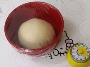 将油皮放在碗中，盖上保鲜膜，松弛30分钟。