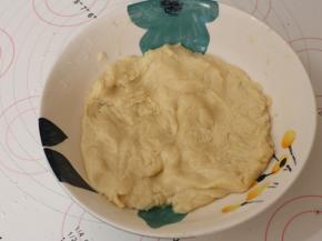 将油酥中的低筋面粉和猪油混匀，成为一个面团，夏天天气太热，我一般是用刮刀来混匀，用手的话，手温容易使猪油融化。做好的油酥软硬度和油皮差不多，之后盖上保鲜膜放入冰箱冷藏备用，冬天的话就不用放冰箱啦。