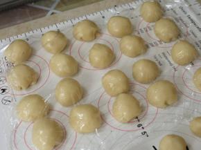 松弛时间到了之后就被来分油皮。油皮均分成20份，滚圆后盖上保鲜膜备用。记得做的时候全程盖好保鲜膜。