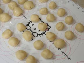 .油酥均分成20份，同样滚圆备用。