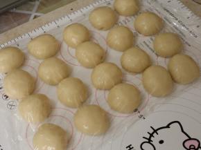 取一份油皮，用擀面杖擀成圆形，在中间放上一份油酥，像包包子一样包好，收口记得捏紧。