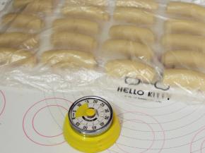 记得盖上保鲜膜，第一次擀卷完成之后松弛15分钟。