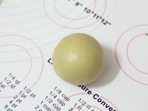 收好口之后将其滚圆。