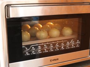 送入预热好的东菱烤箱，上火180℃，下火170℃，中层，烘烤35-40分钟。