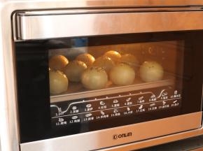 送入预热好的东菱烤箱，上火180℃，下火170℃，中层，烘烤35-40分钟。