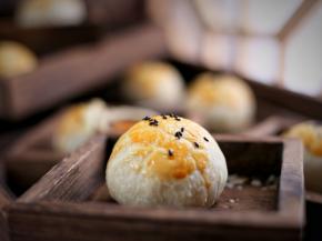 做好的蛋黄酥晾凉到不烫手就可以吃啦。