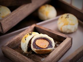 超大的蛋黄，自己炒的陈皮豆沙馅，超好吃。