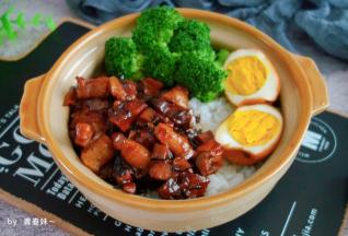 舀上卤肉酱汁，鸡蛋，西兰花