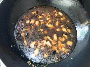 倒入一碗温水，莫过食材即可