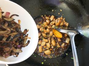 倒入刚刚炒好的洋葱酥翻炒均匀