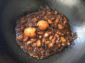 最后大火收汁，不停的翻炒至浓稠状态