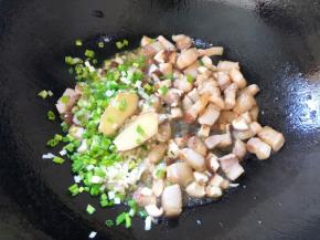 放入葱姜蒜翻炒出香味
