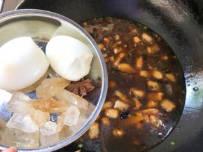 放入鸡蛋，八角，冰糖，