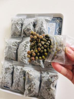 使用的时候直接拿出来解冻即可！和刚刚摘下来的花椒一样的新鲜！味道也没有改变，还是浓浓的新鲜花椒的味道！如果是炖汤不用解冻，直接丢进锅里即可！特别的方便！