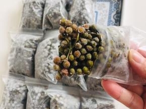 使用的时候直接拿出来解冻即可！和刚刚摘下来的花椒一样的新鲜！味道也没有改变，还是浓浓的新鲜花椒的味道！如果是炖汤不用解冻，直接丢进锅里即可！特别的方便！
