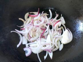 锅中倒入食用油，烧至6层熟，倒入洋葱翻炒