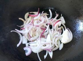 锅中倒入食用油，烧至6层熟，倒入洋葱翻炒