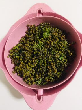 新鲜的花椒清洗干净，沥干水分备用！