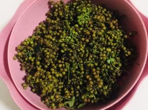 新鲜的花椒清洗干净，沥干水分备用！