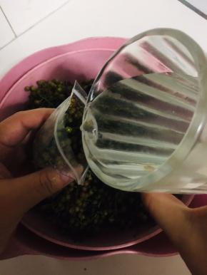 倒入少许的凉开水。