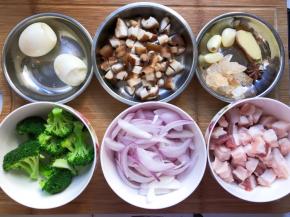 准备好食材，花菜和鸡蛋用水煮熟，五花肉切块，洋葱切丝，香菇多洗几次切成小块