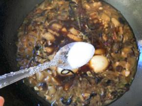 放入少许盐，大火煮开，盖上盖子关中小火熬半小时