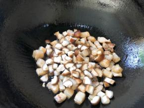 倒入香菇翻炒均匀