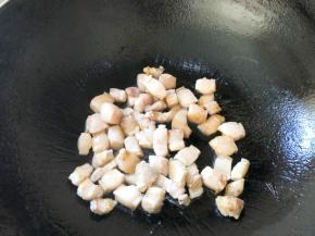 锅中留底油，放入五花肉翻炒至变色，逼出多余油脂