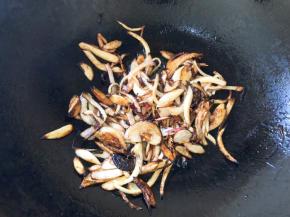 翻炒至洋葱焦黄状态，出锅备用