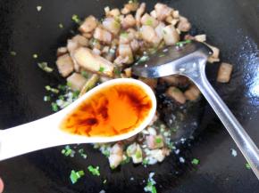 两勺料酒翻炒均匀