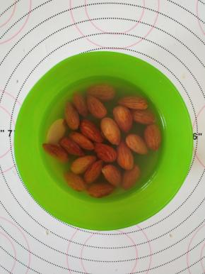 2杏仁粒泡温水30分钟。
