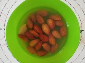 2杏仁粒泡温水30分钟。