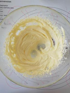 4、用电动打蛋器打发到发白的状态。
