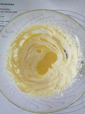 5、分次加入全蛋液打发均匀。
