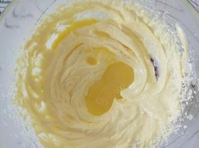 5、分次加入全蛋液打发均匀。